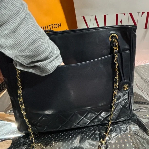 Vintage Chanel Black Leather tote - Picture 9 of 16